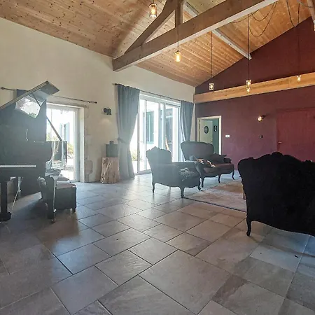Domaine De Luxe Avec Piscine Meursac